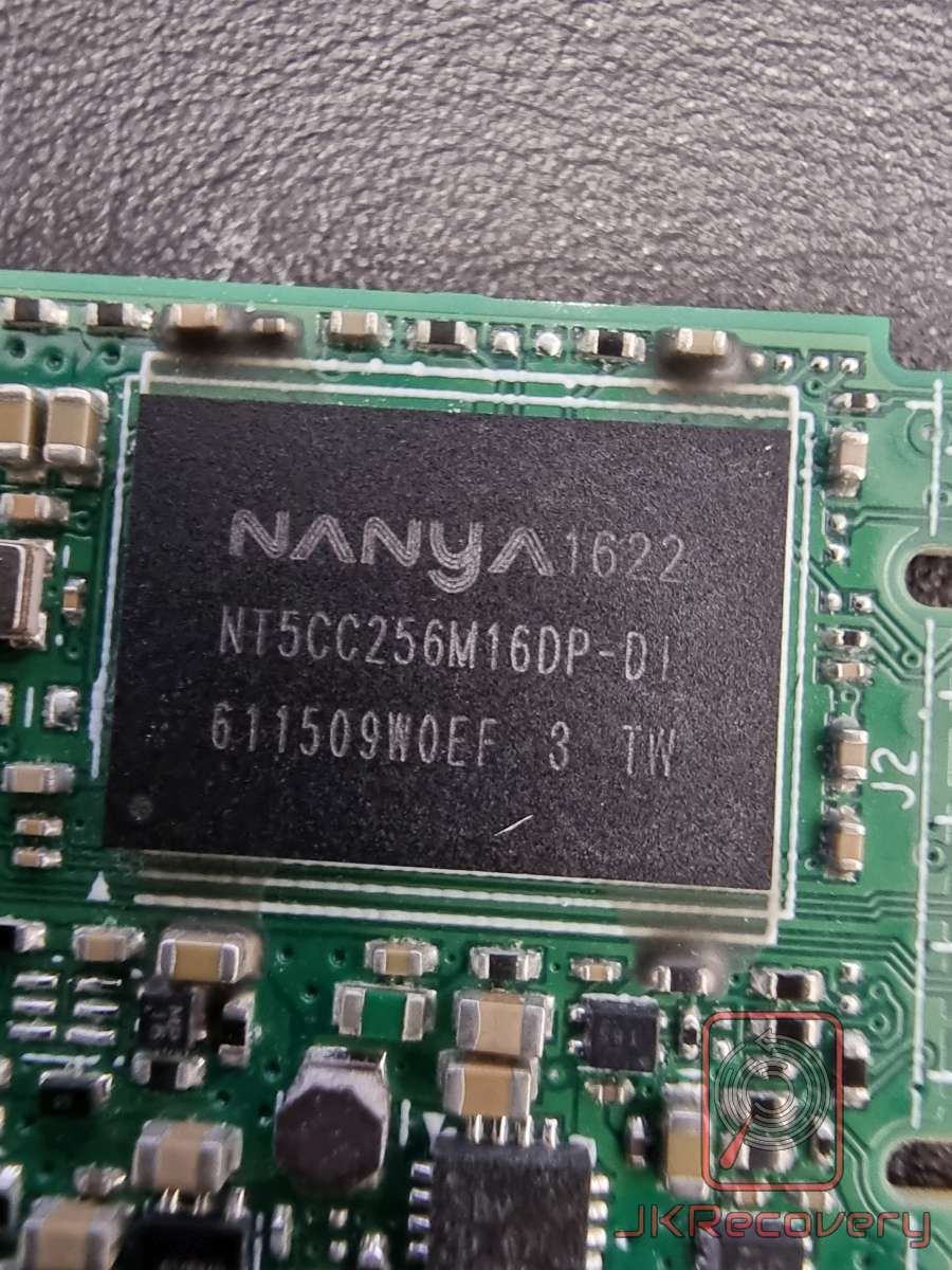 Zbliżenie na układ pamięci RAM DRAM Nanya NT5CC256M16DP-DI zamontowany na płytce PCB dysku SSD M.2 w laboratorium odzysku danych JKRecovery