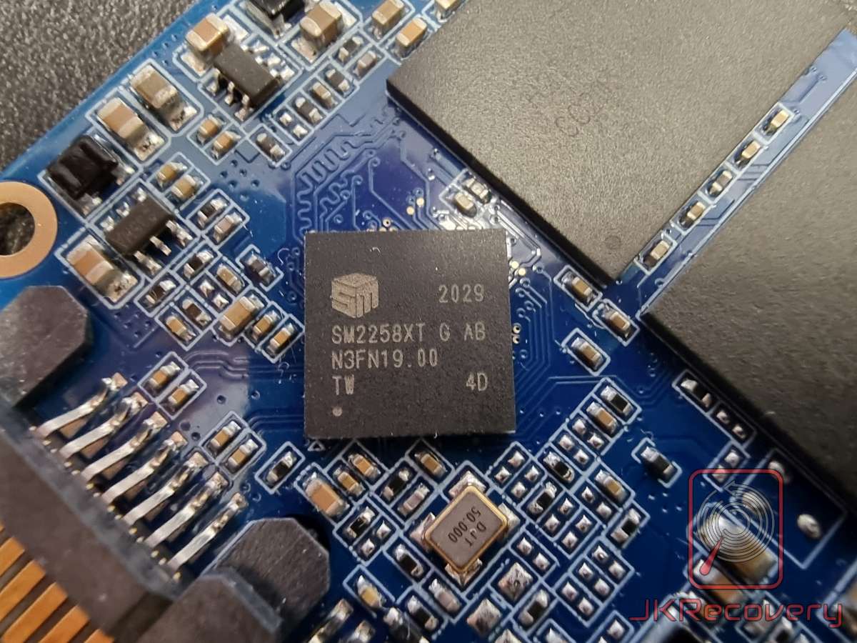 Zbliżenie na kontroler Silicon Motion SM2258XT zamontowany na płycie PCB dysku SSD, widoczne oznaczenia: SM2258XT G AB, N3FN19.00, data produkcji 2029