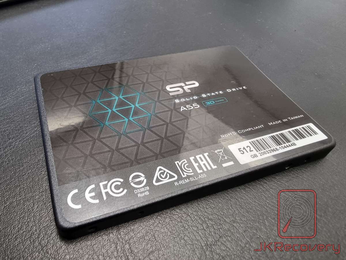 Dysk SSD Silicon Power A55 512GB 3D NAND w obudowie 2.5 cala, widok od spodu z etykietą producenta
