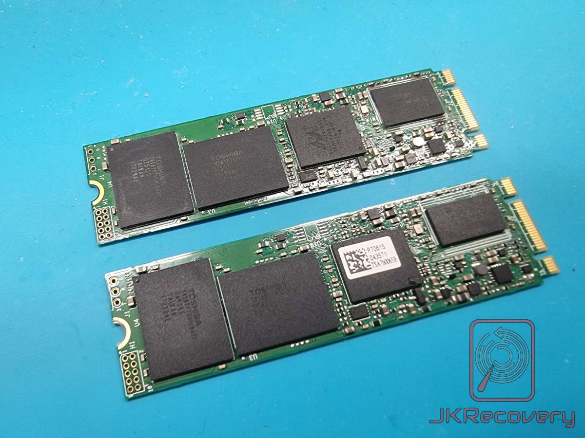 Dwa dyski SSD M.2 NVMe z układami pamięci flash Toshiba, sfotografowane od strony górnej na niebieskim podkładzie antystatycznym w laboratorium odzysku danych JKRecovery