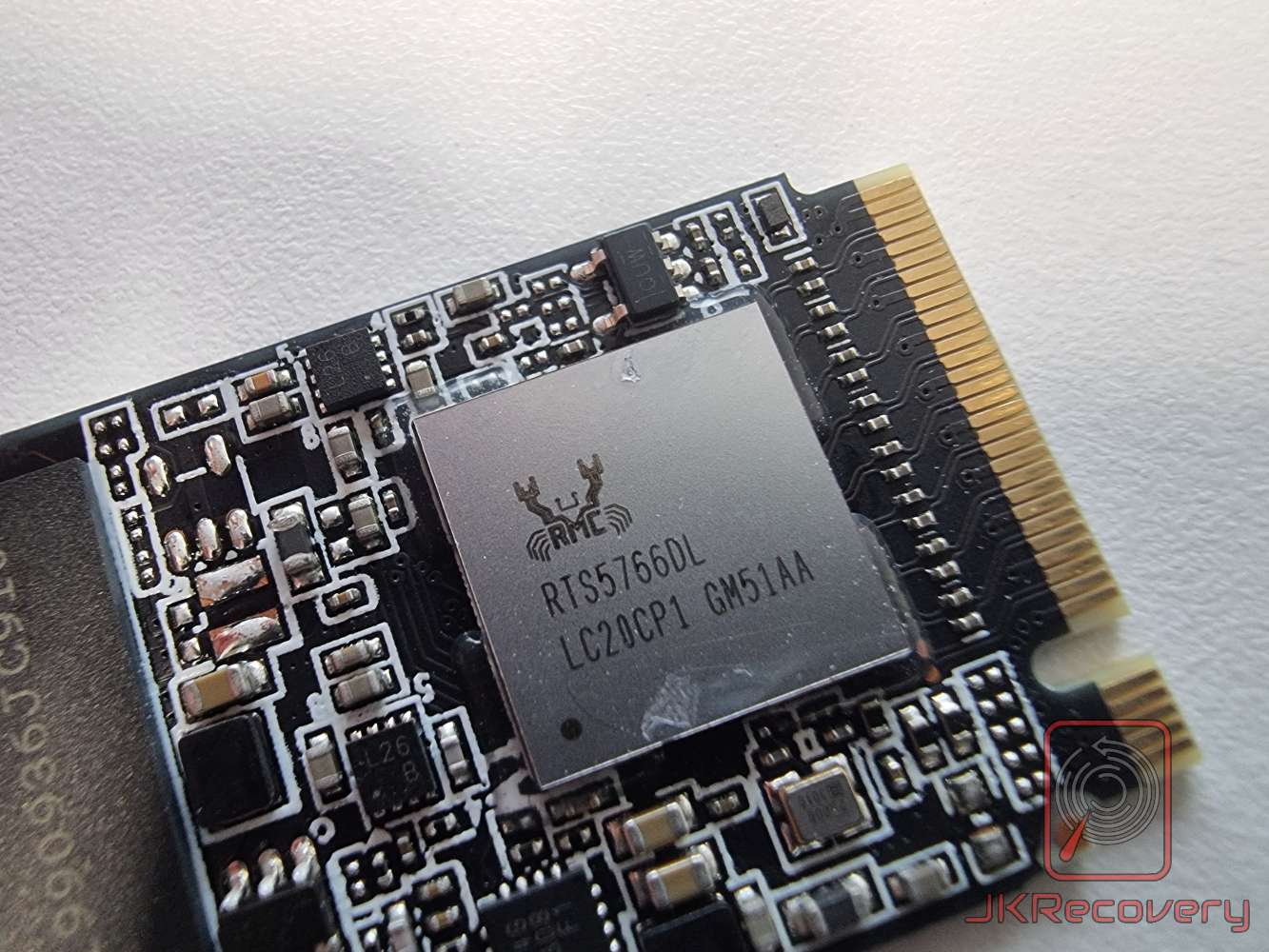 Zbliżenie na kontroler dysku NVMe M.2 ADATA LEGEND 710 z układem scalonym Realtek RTS5766DL (LC20CP1 GM51AA) widocznym na płytce PCB.