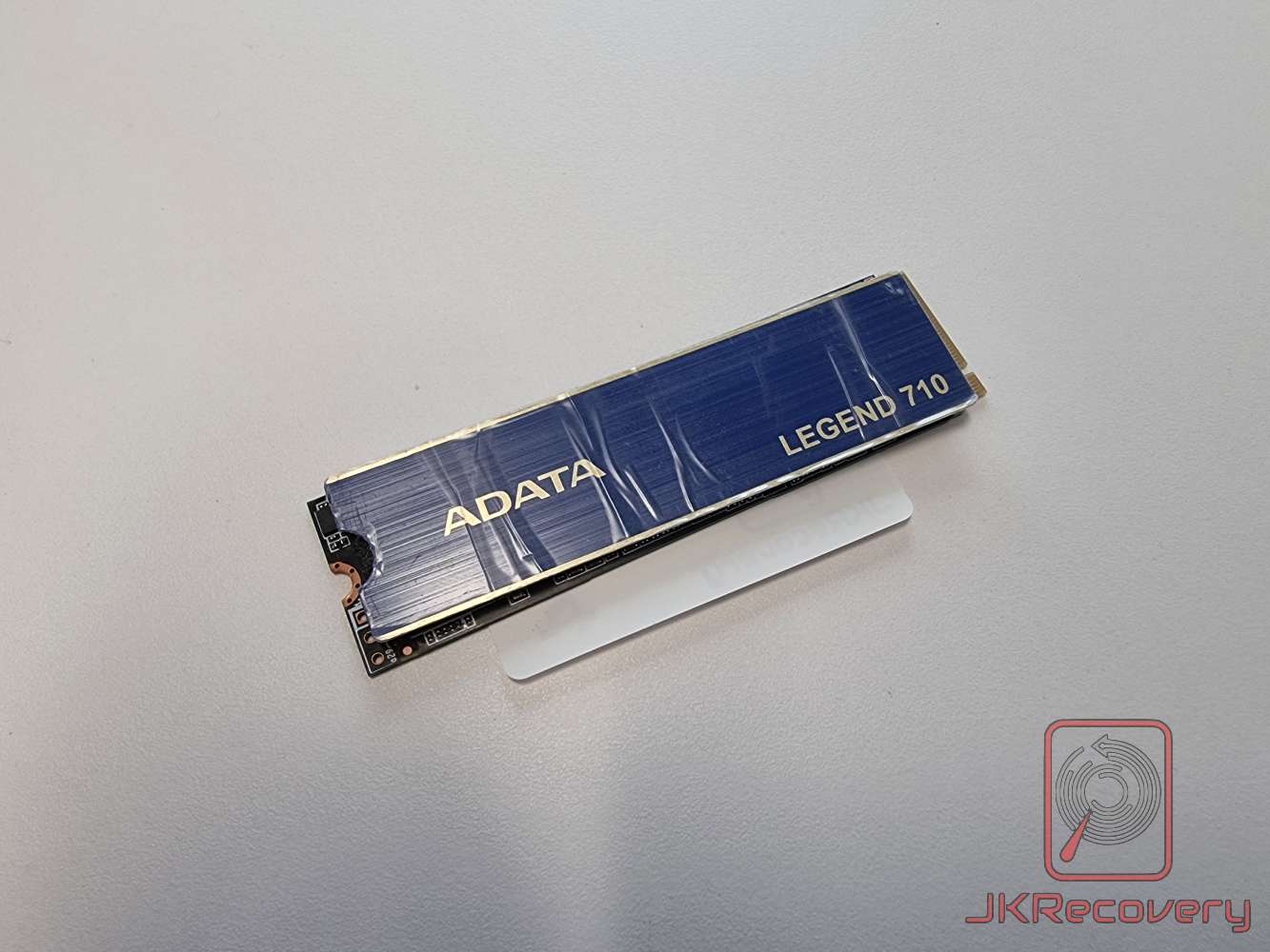 Dysk SSD M.2 NVMe ADATA Legend 710 z niebieską osłoną termiczną (heatsink) w stanie nienaruszonym