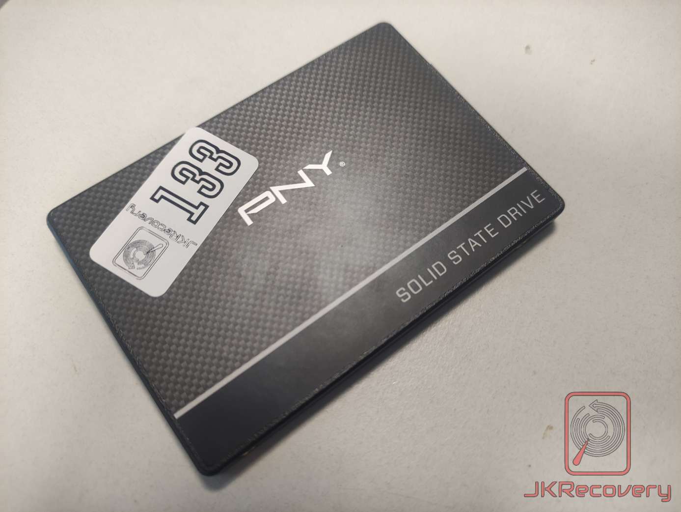 Dysk SSD PNY 2.5 cala SATA z naklejką serwisową JKRecovery z numerem 133, przyjęty do odzysku danych