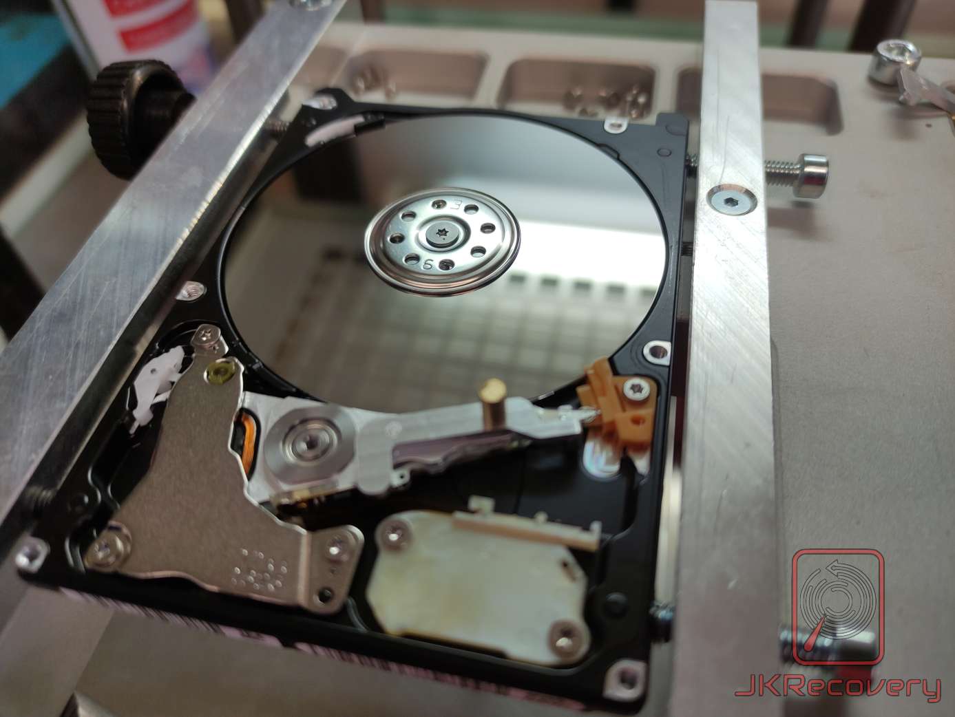 Dysk HDD z uszkodzonym zawieszeniem HSA