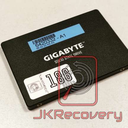 Dysk SSD Gigabyte 2.5 cala w obudowie SATA z naklejką seryjną 6420332-A1 oraz etykietą serwisową JKRecovery z numerem 186