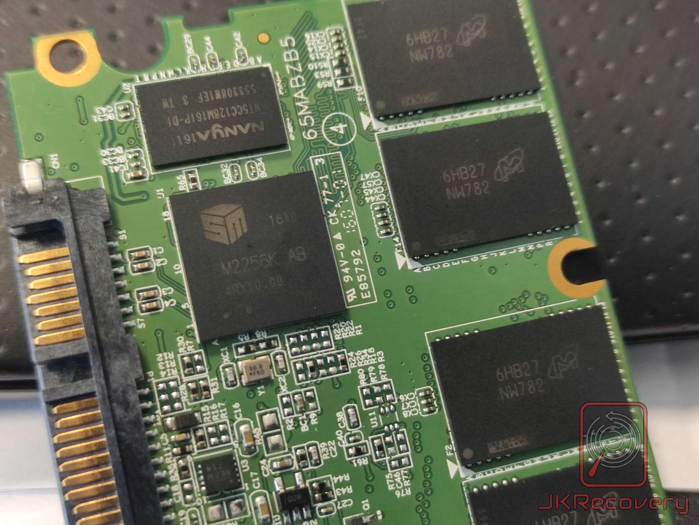 PCB dysku SSD z kośćmi NAND SK Hynix