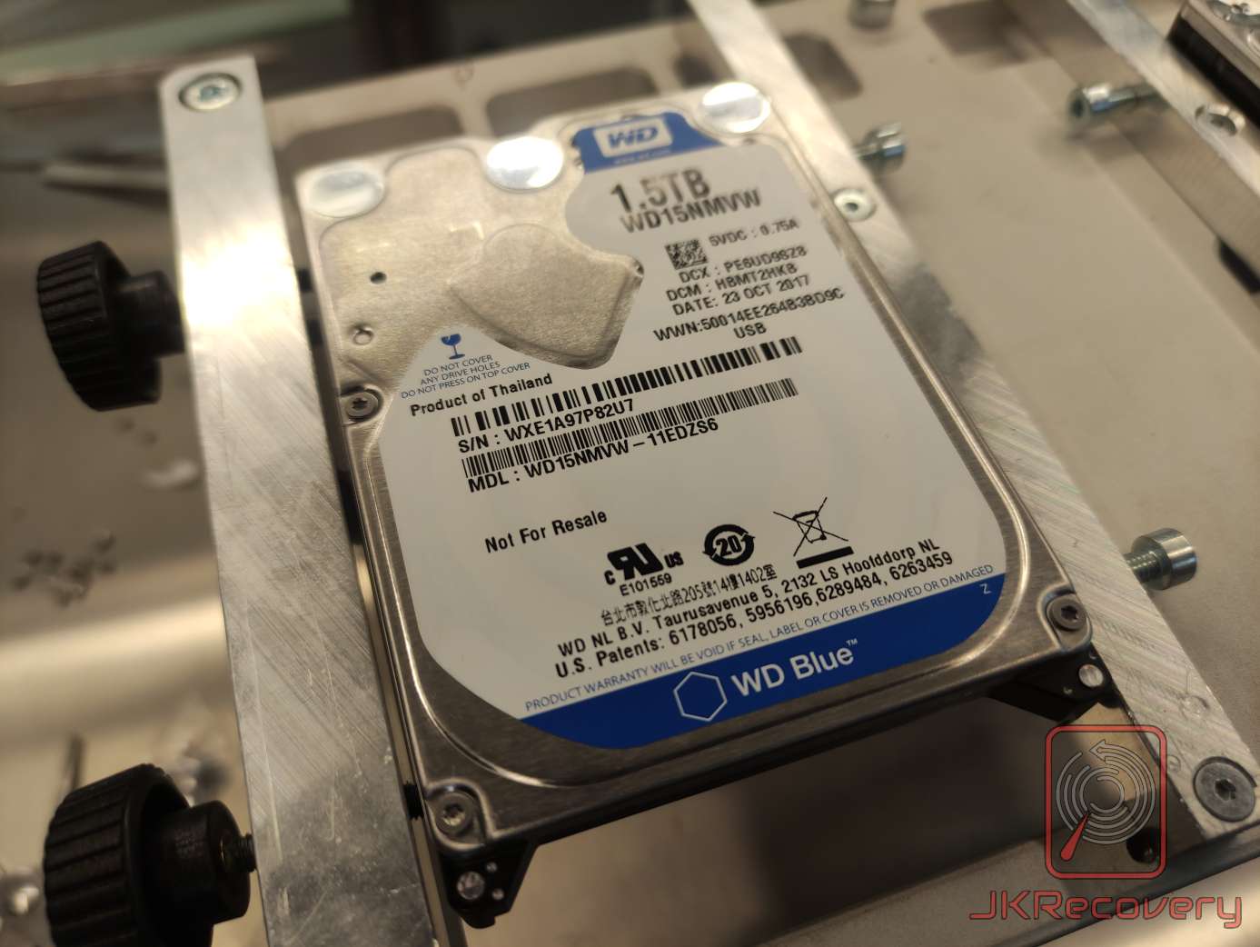 Dysk twardy WD Blue 1.5TB model WD15NMVW zamocowany w uchwycie serwisowym laboratorium odzysku danych
