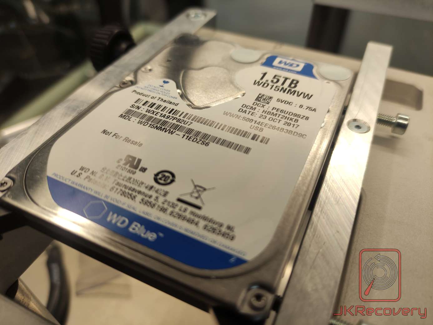 Dysk twardy WD Blue 1.5TB (WD15NMVW) zamontowany w uchwycie laboratoryjnym, wyprodukowany w Tajlandii, data produkcji 23 październik 2017