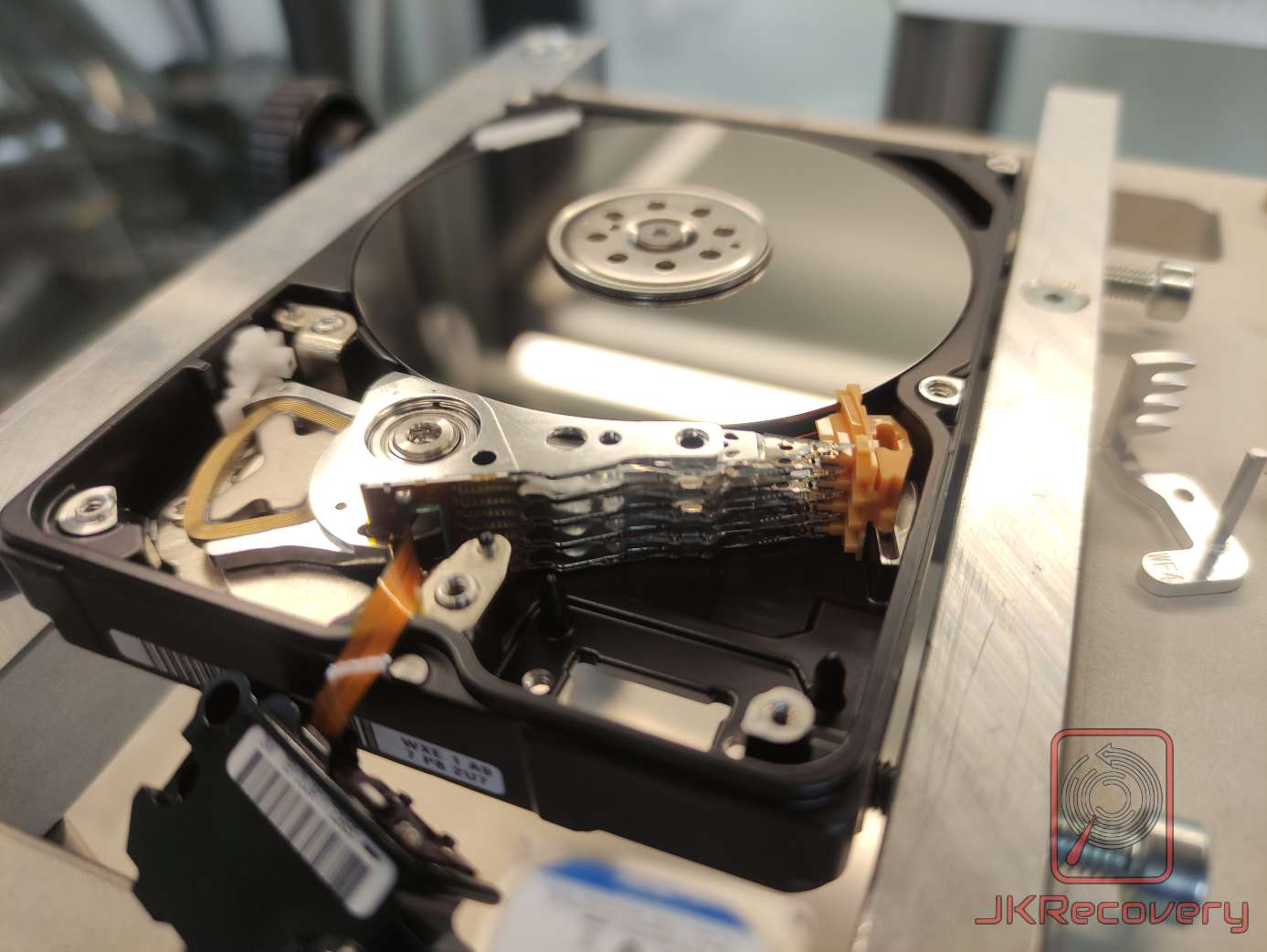 Uszkodzone zawieszenie HSA dysku HDD po upadku