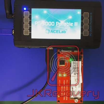 Urządzenie PC-3000 Portable III firmy ACELab podłączone do karty flash/eMMC na czerwonej płytce adapterowej w laboratorium odzysku danych JKRecovery