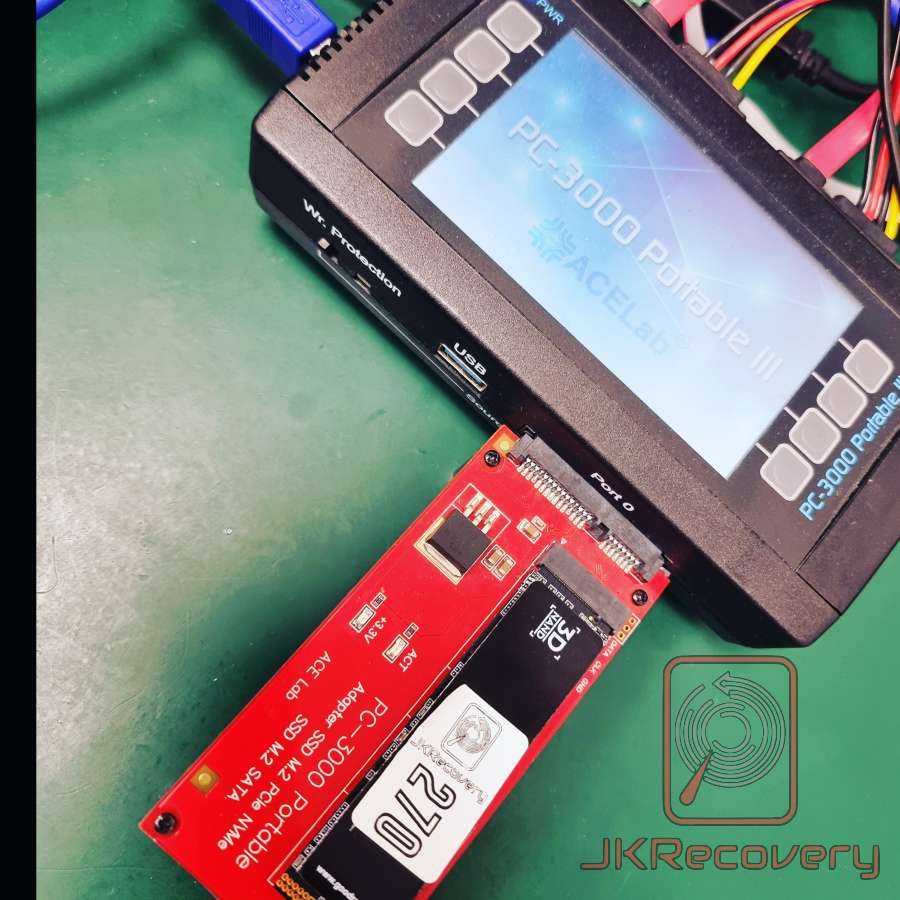 Adapter PC-3000 Portable do dysków M.2 SSD NVMe/SATA w kolorze czerwonym podłączony do urządzenia PC-3000 Portable III firmy ACE Lab, leżący na zielonej macie antystatycznej