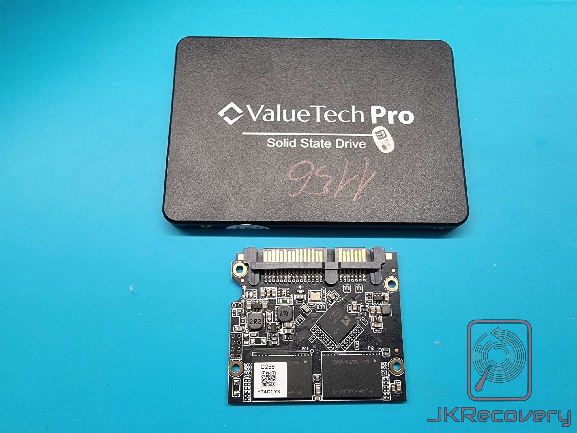 Dysk SSD ValueTech Pro 2.5 cala w obudowie metalowej wraz z otwartą płytką PCB pokazującą kontroler, kości pamięci flash NAND oraz złącze SATA, oznaczony jako C256