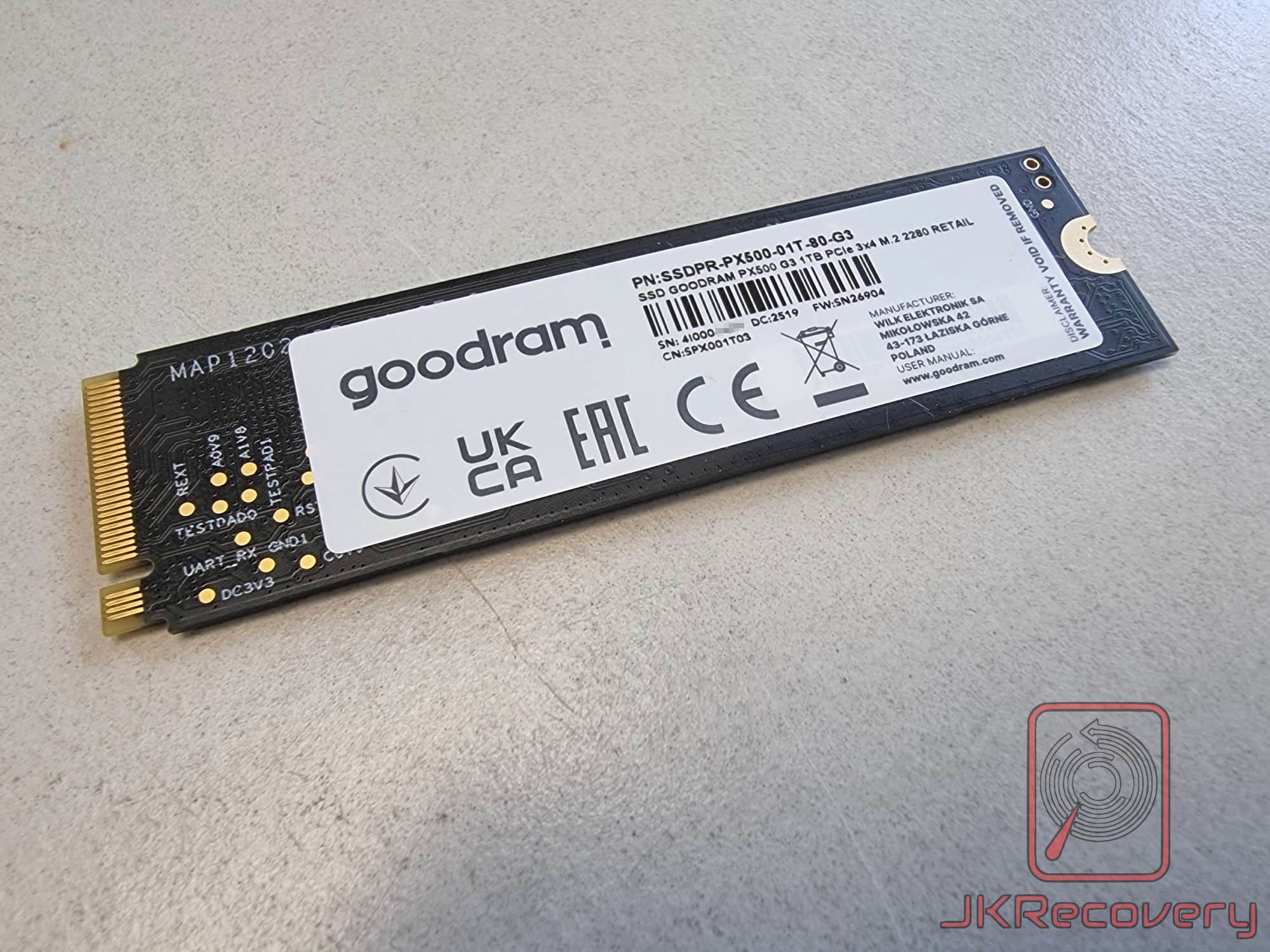 Dysk SSD NVMe Goodram PX500 G3 1TB M.2 2280 PCIe 3x4 - widok od spodu z etykietą zawierającą numer seryjny i dane producenta