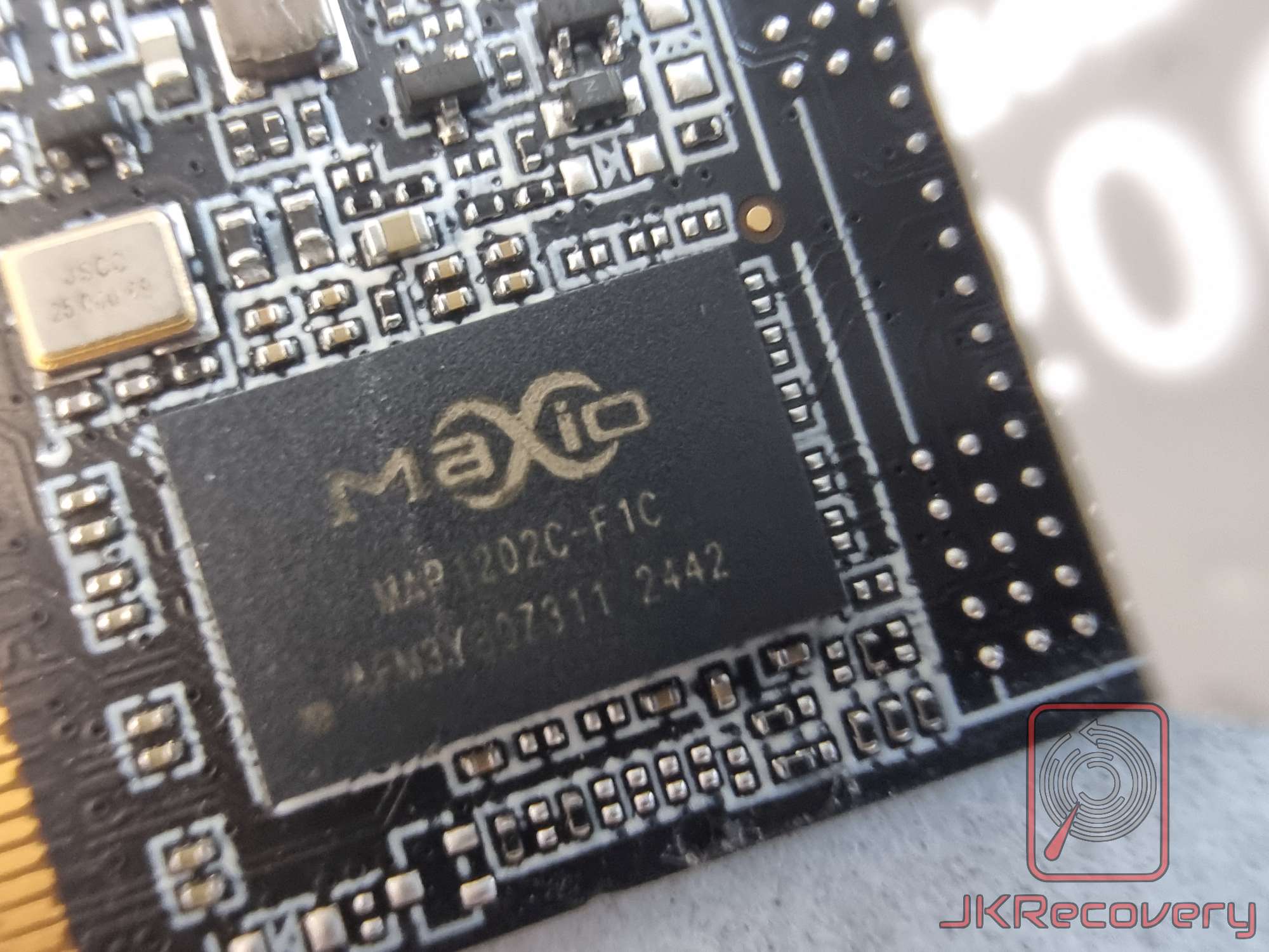 Zbliżenie na kontroler SSD Maxio MAP1202C-F1C na płytce PCB dysku NVMe M.2, widoczne elementy SMD i złącze M.2