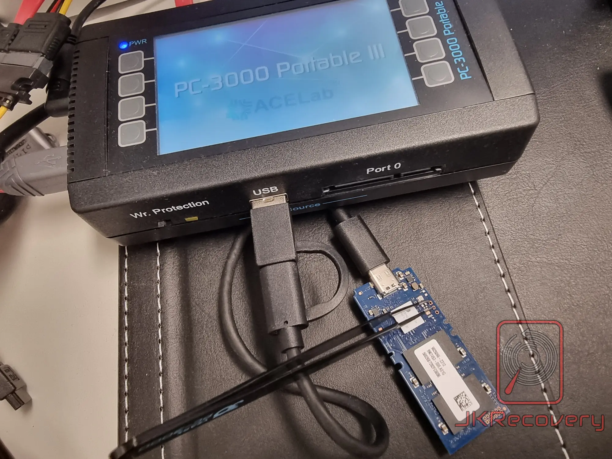 PC-3000 Portable podłączony do dysku SSD Kingston z widoczną płytą PCB — diagnostyka SATAFIRM S11 w trybie technologicznym