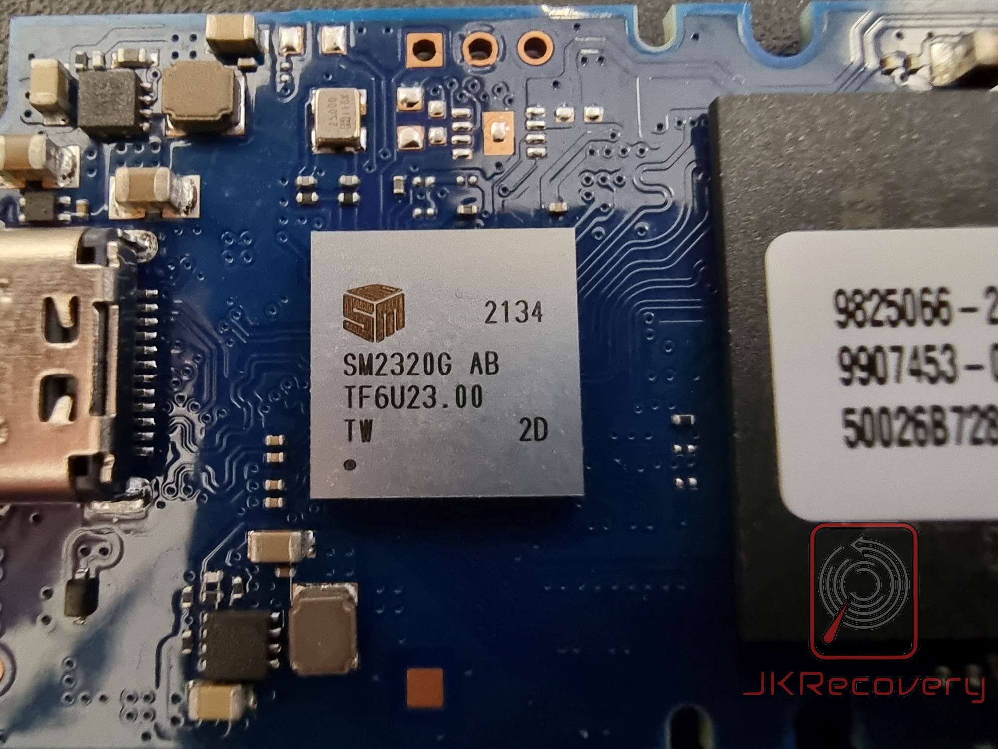 Zbliżenie na kontroler SM2320G AB zamontowany na niebieskiej płytce PCB, widoczny numer firmware TF6U23.00, datecode 2134, wyprodukowany na Tajwanie