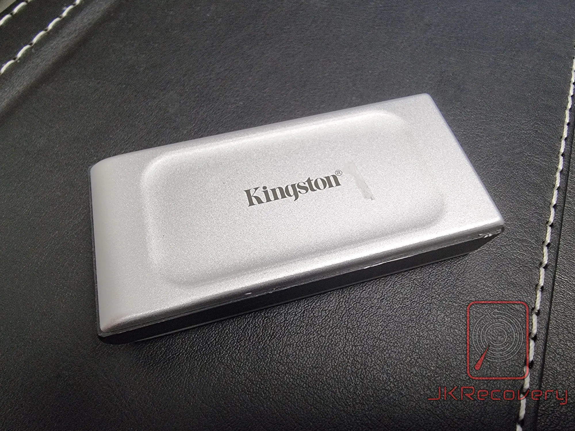 Wierzch zewnętrznego dysku SSD Kingston XS2000 w srebrnej obudowie metalowej z logo producenta Kingston wygrawerowanym na powierzchni