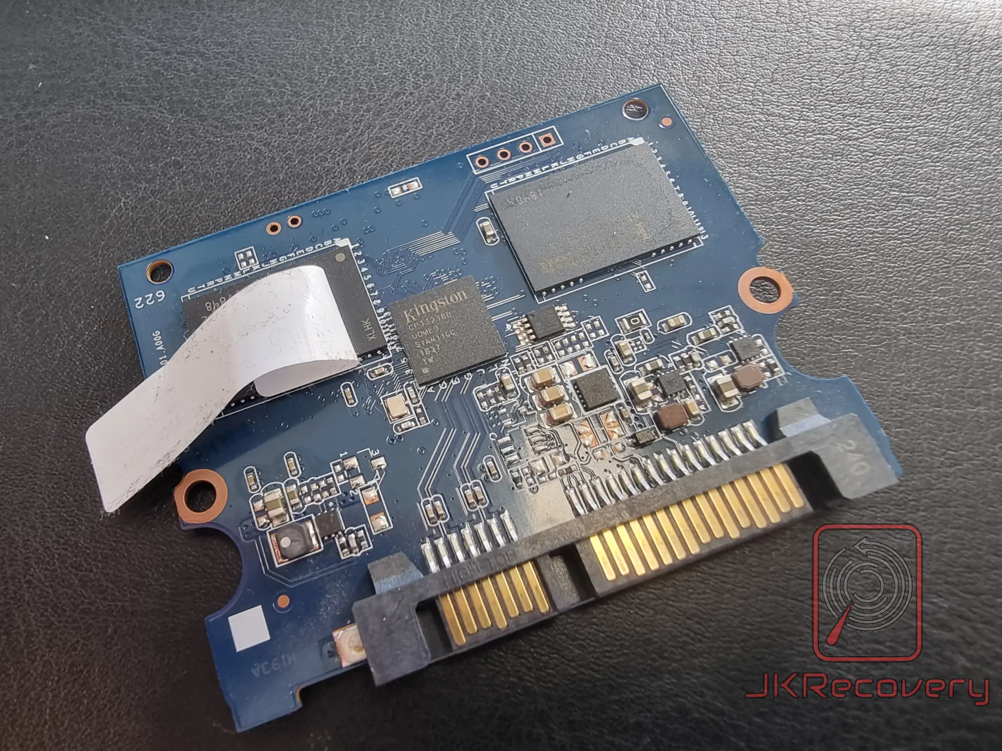 dwa dyski WD w uchwytach laboratoryjnych PC-3000 podczas procedury dopasowania głowic dawcy, oznaczenia Head OK